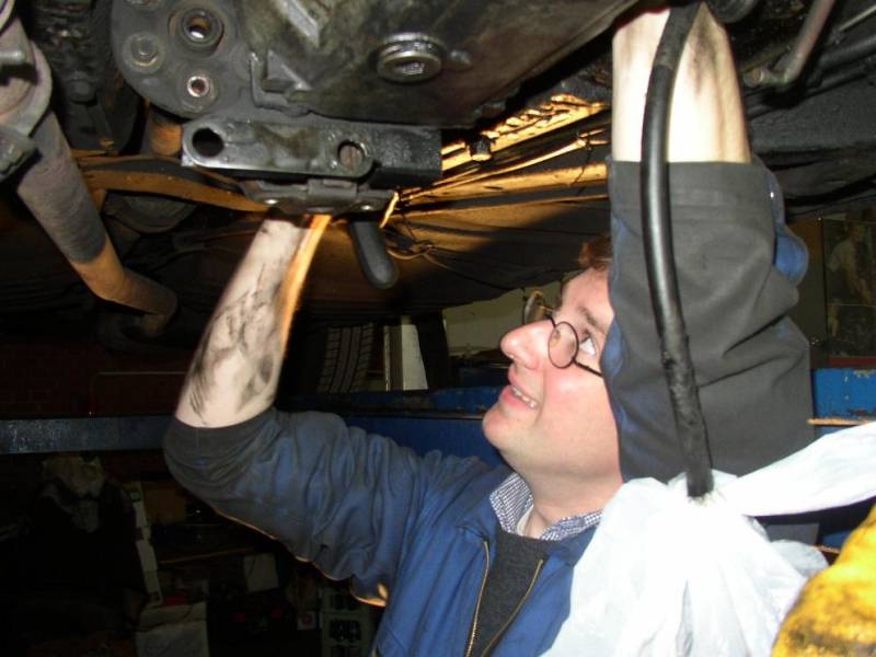 Datei:Diesel undichtigkeiten beheben.jpg