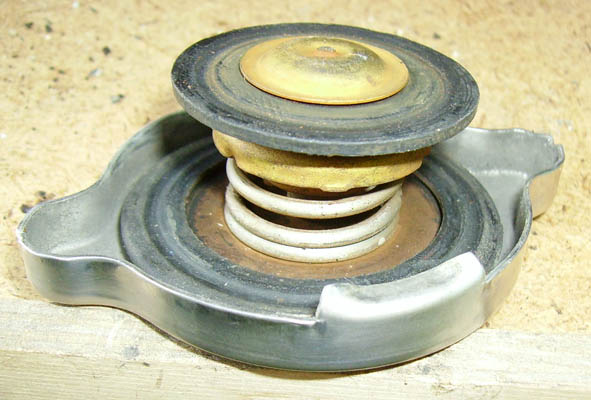 Datei:Kühlerdeckel von unten.jpg